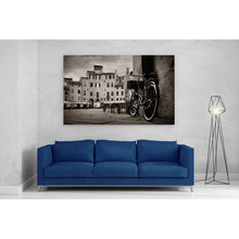 Load image into Gallery viewer, Piazza dell Anfiteatro Lucca Bike