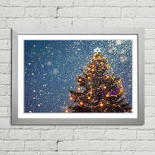 Load image into Gallery viewer, Christmas Tree in Falling Snow Star